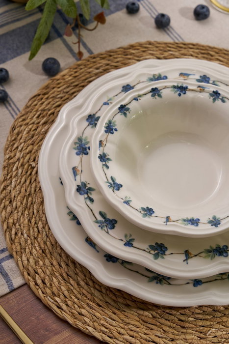Hermia Blueberry Juego de Cena de Porcelana de 24 Piezas en Blanco, Azul y Verde Hermia Blueberry Juego de Cena de Porcelana de 24 Piezas en Blanco, Azul y Verde